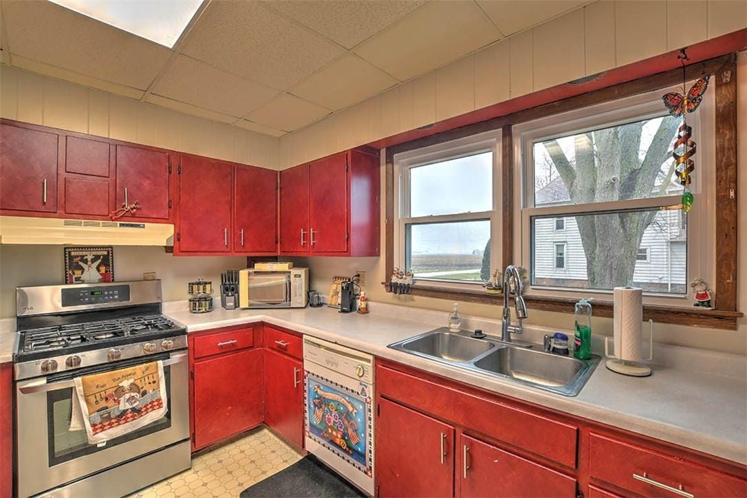 Sold 355 S Main Street, Warrensburg, IL 62573 4 Beds / 2 Full Baths