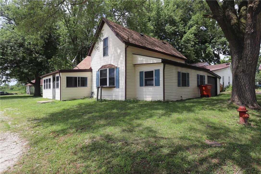 Sold 133 S Cowden Street, Cowden, IL 62422 4 Beds / 1 Full Bath