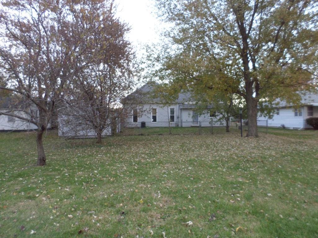 Sold 321 N Poplar Street, Assumption, IL 62510 2 Beds / 1 Full Bath