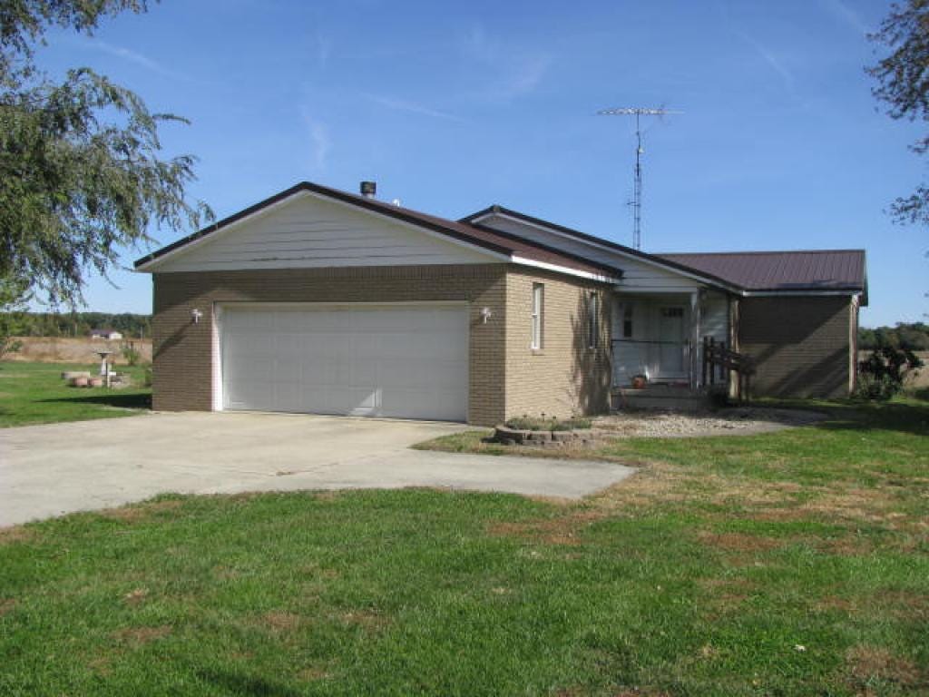 7622 E Us Highway 40, Altamont, IL 62411