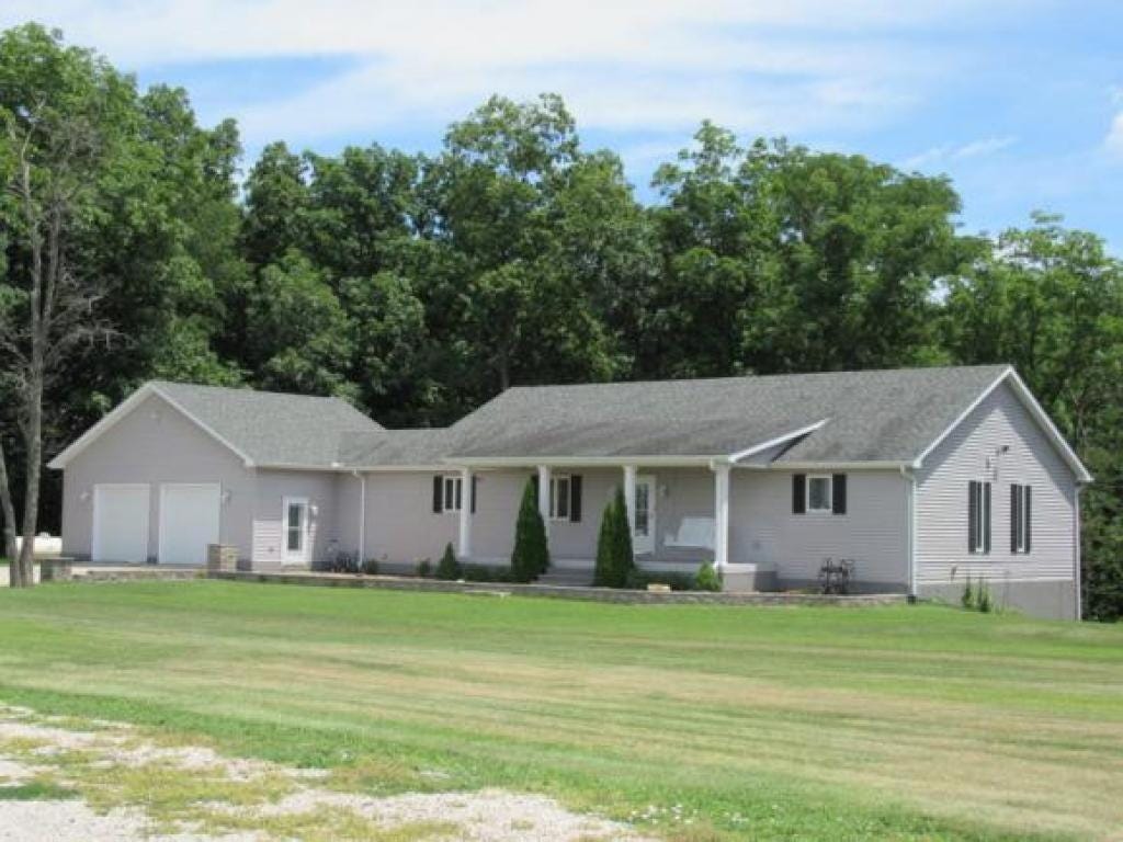 Sold Waynesville, IL 61778 3 Beds / 2 Full Baths / 1 Half Bath
