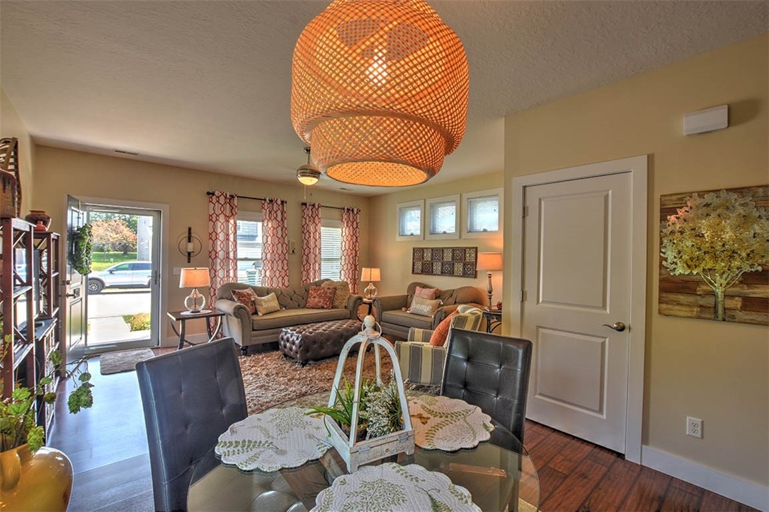 Sold 1373 Mt Zion Parkway, Mt. Zion, IL 62549 2 Beds / 2 Full Baths