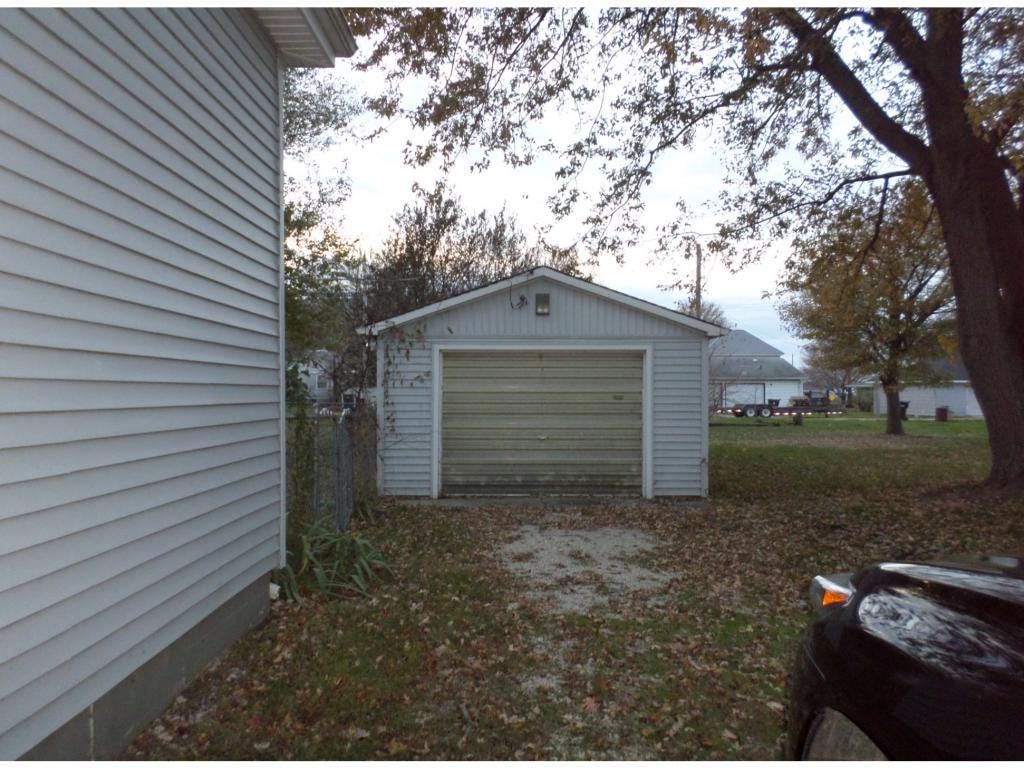 Sold 321 N Poplar Street, Assumption, IL 62510 2 Beds / 1 Full Bath