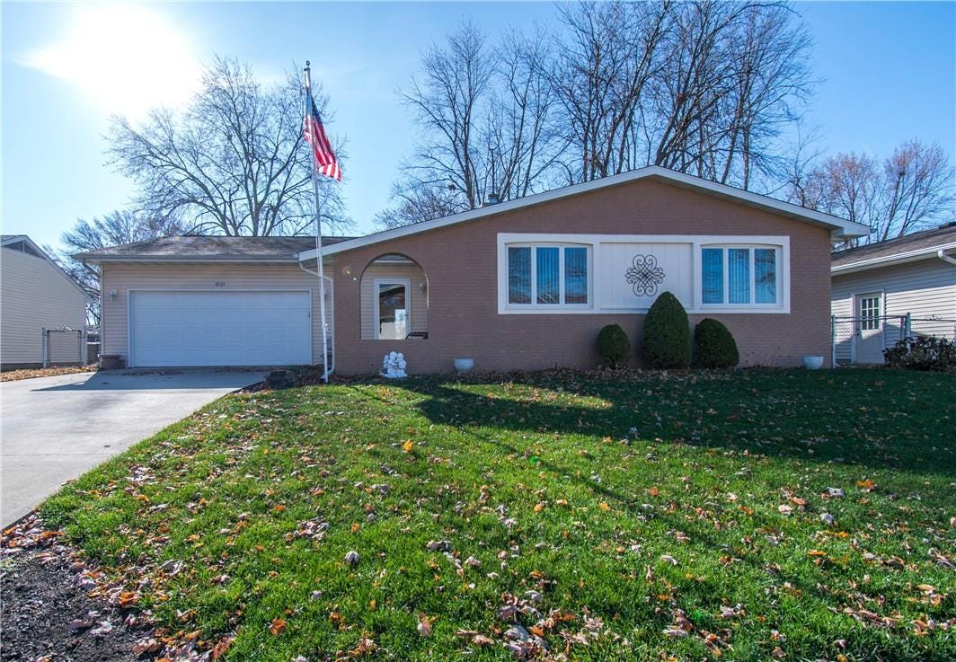 Sold 4721 E Willowbrook Lane, Decatur, IL 62521 3 Beds / 2 Full